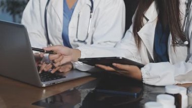 Tıbbi raporu olan bir doktor.