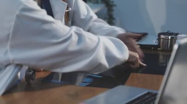 bir dizüstü bilgisayarda çalışan doktor