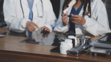 Doktor elinde tablet ve ilaç tutuyor.