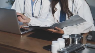 yakın plan - dijital tablet kullanan kadın doktor elleri