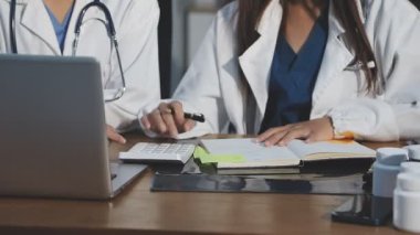 Kapat. Arka planda steteskobu olan kadın doktor.