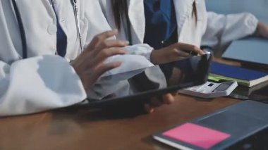 Bilgisayarda çalışan bir doktor.