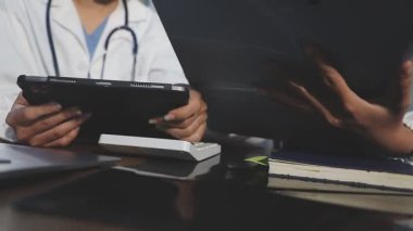 kadın doktor holding tablet