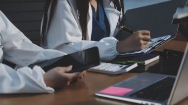 Yakın plan - hastaneden randevu almak için dijital tablet kullanan kadın doktorlar.