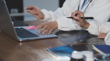 kadın doktor tablet bilgisayar kullanma