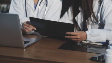 tablet ile genç bir doktor