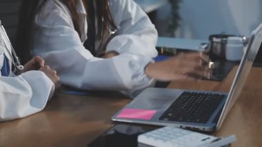 Doktor ofiste dijital tabletle çalışıyor.