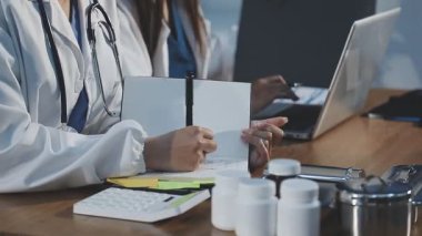 Genç doktor bilgisayarda çalışıyor ve büroda tıbbi rapor yazıyor. tıbbi sağlık hizmeti kavramı