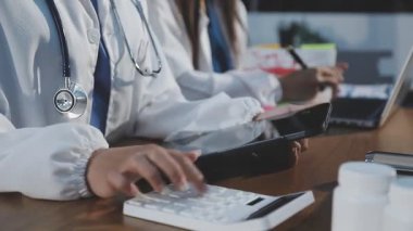 Hastanede dijital tabletle çalışan bir doktor