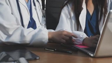 dizüstü bilgisayar kullanan kadın doktor