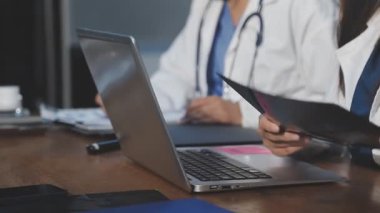 Laptop kullanan genç kadın doktor.
