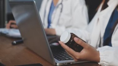 Kadın doktorun elinde tablet bilgisayarla klinikteki bir hastayı kontrol etmek için steteskop kullanmasını. konsept sağlık ve tıp.