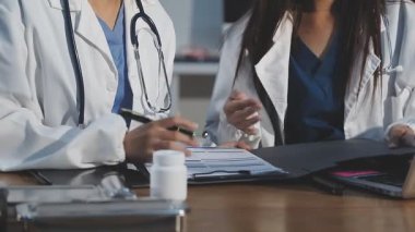 Hastane ofisindeki genç doktor kadın..