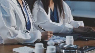 Genç bayan doktor ofiste bir hastayla çalışıyor.