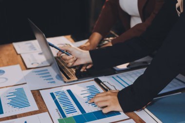 İş görüşmesi zamanı. Girişim projesi üzerinde çalışan iş adamı ve iş kadını.