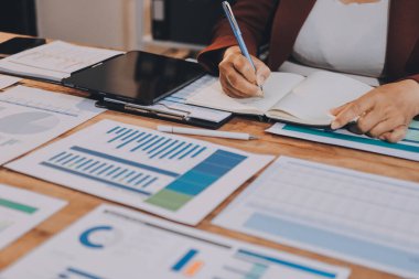 İş görüşmesi zamanı. Girişim projesi üzerinde çalışan iş adamı ve iş kadını.