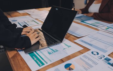 İş görüşmesi zamanı. Girişim projesi üzerinde çalışan iş adamı ve iş kadını.