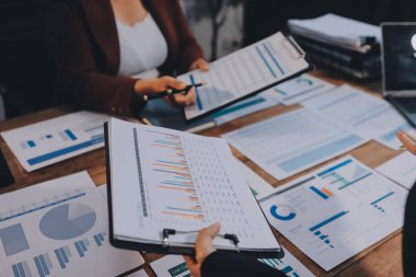 İş görüşmesi zamanı. Girişim projesi üzerinde çalışan iş adamı ve iş kadını.