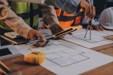 Mühendisler proje türlerinin yapısal analizi ve planları üzerinde çalışmalara yardım ediyorlar..