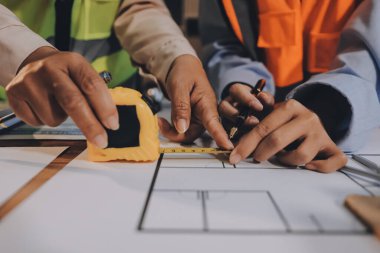 Mühendisler proje türlerinin yapısal analizi ve planları üzerinde çalışmalara yardım ediyorlar..