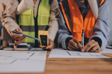 Mühendisler proje türlerinin yapısal analizi ve planları üzerinde çalışmalara yardım ediyorlar..