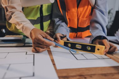 Mühendisler proje türlerinin yapısal analizi ve planları üzerinde çalışmalara yardım ediyorlar..