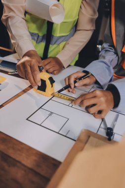 Mühendisler proje türlerinin yapısal analizi ve planları üzerinde çalışmalara yardım ediyorlar..