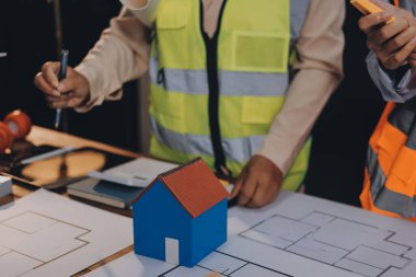 Mühendisler proje türlerinin yapısal analizi ve planları üzerinde çalışmalara yardım ediyorlar..