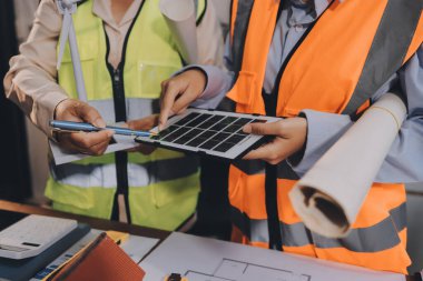 Mühendisler proje türlerinin yapısal analizi ve planları üzerinde çalışmalara yardım ediyorlar..