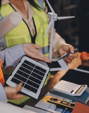 Mühendisler proje türlerinin yapısal analizi ve planları üzerinde çalışmalara yardım ediyorlar..