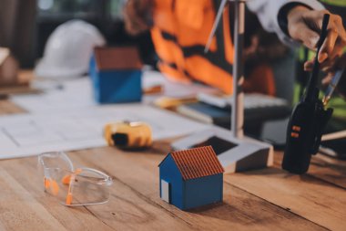 Mühendisler proje türlerinin yapısal analizi ve planları üzerinde çalışmalara yardım ediyorlar..