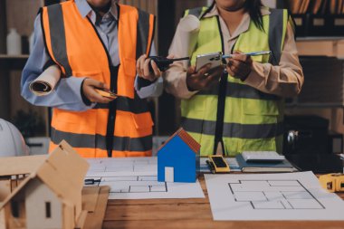 Mühendisler proje türlerinin yapısal analizi ve planları üzerinde çalışmalara yardım ediyorlar..