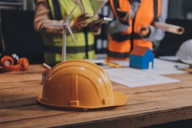 Mühendisler proje türlerinin yapısal analizi ve planları üzerinde çalışmalara yardım ediyorlar..