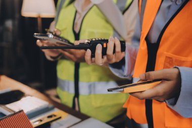 Mühendisler proje türlerinin yapısal analizi ve planları üzerinde çalışmalara yardım ediyorlar..