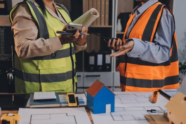 Mühendisler proje türlerinin yapısal analizi ve planları üzerinde çalışmalara yardım ediyorlar..