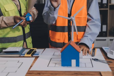 Mühendisler proje türlerinin yapısal analizi ve planları üzerinde çalışmalara yardım ediyorlar..