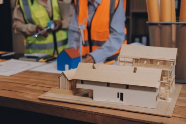 Mühendisler proje türlerinin yapısal analizi ve planları üzerinde çalışmalara yardım ediyorlar..