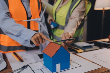 Mühendisler proje türlerinin yapısal analizi ve planları üzerinde çalışmalara yardım ediyorlar..