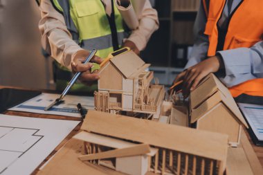 Mühendisler proje türlerinin yapısal analizi ve planları üzerinde çalışmalara yardım ediyorlar..