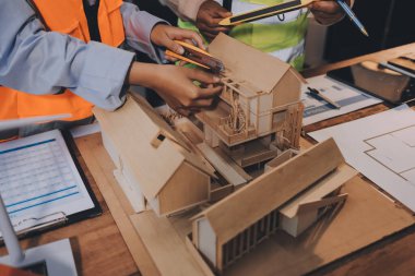 Mühendisler proje türlerinin yapısal analizi ve planları üzerinde çalışmalara yardım ediyorlar..