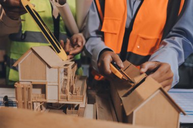 Mühendisler proje türlerinin yapısal analizi ve planları üzerinde çalışmalara yardım ediyorlar..