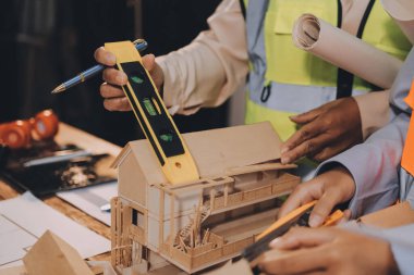 Mühendisler proje türlerinin yapısal analizi ve planları üzerinde çalışmalara yardım ediyorlar..