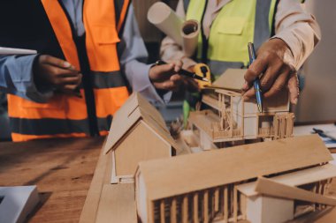 Mühendisler proje türlerinin yapısal analizi ve planları üzerinde çalışmalara yardım ediyorlar..