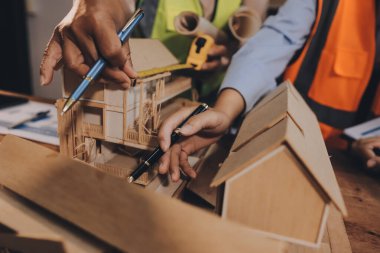 Mühendisler proje türlerinin yapısal analizi ve planları üzerinde çalışmalara yardım ediyorlar..