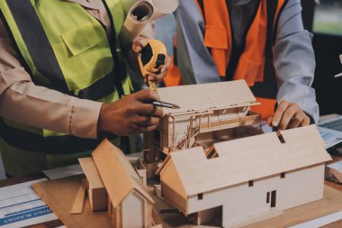Mühendisler proje türlerinin yapısal analizi ve planları üzerinde çalışmalara yardım ediyorlar..