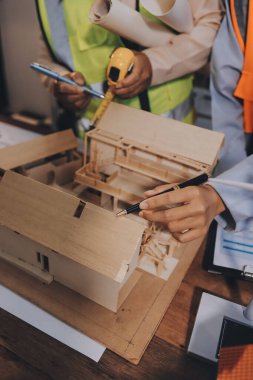 Mühendisler proje türlerinin yapısal analizi ve planları üzerinde çalışmalara yardım ediyorlar..