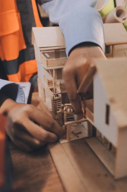 Mühendisler proje türlerinin yapısal analizi ve planları üzerinde çalışmalara yardım ediyorlar..