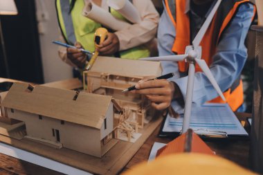 Mühendisler proje türlerinin yapısal analizi ve planları üzerinde çalışmalara yardım ediyorlar..