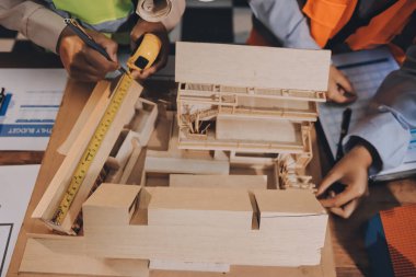 Mühendisler proje türlerinin yapısal analizi ve planları üzerinde çalışmalara yardım ediyorlar..