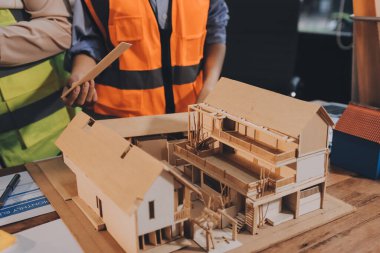 Mühendisler proje türlerinin yapısal analizi ve planları üzerinde çalışmalara yardım ediyorlar..